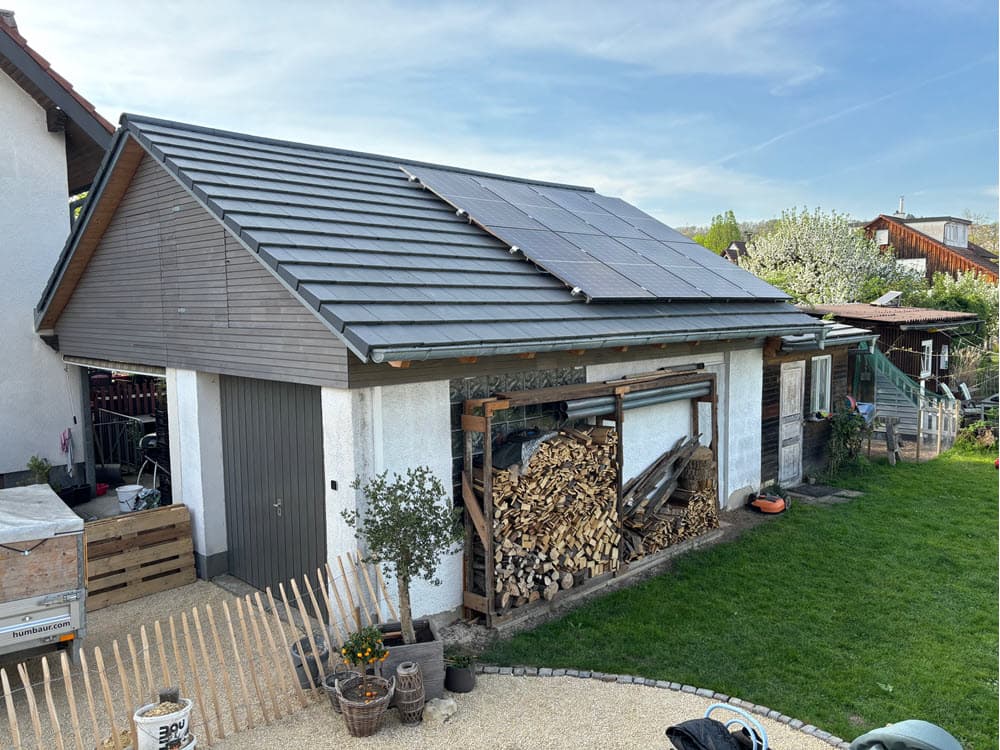Garagendach mit PV-Anlage